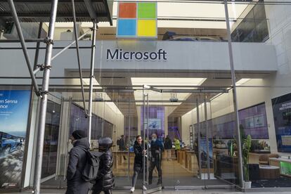 Varios clientes de Microsoft salen de la tienda de la empresa en Nueva York, en enero pasado.