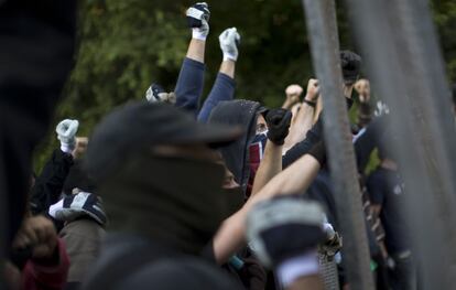Mineros lanzan eslóganes durante sus enfrentamientos con la policía.