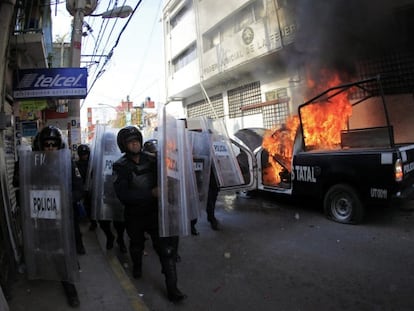 Viatura policial é incendiada em Guerrero em protesto pelos desaparecidos.