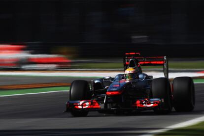 Lewis Hamilton, a bordo de su McLaren, durante los entrenamientos libres.