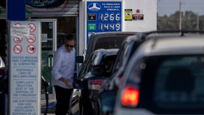 Un hombre reposta su vehículo, a principios de junio, en una gasolinera de Sevilla.