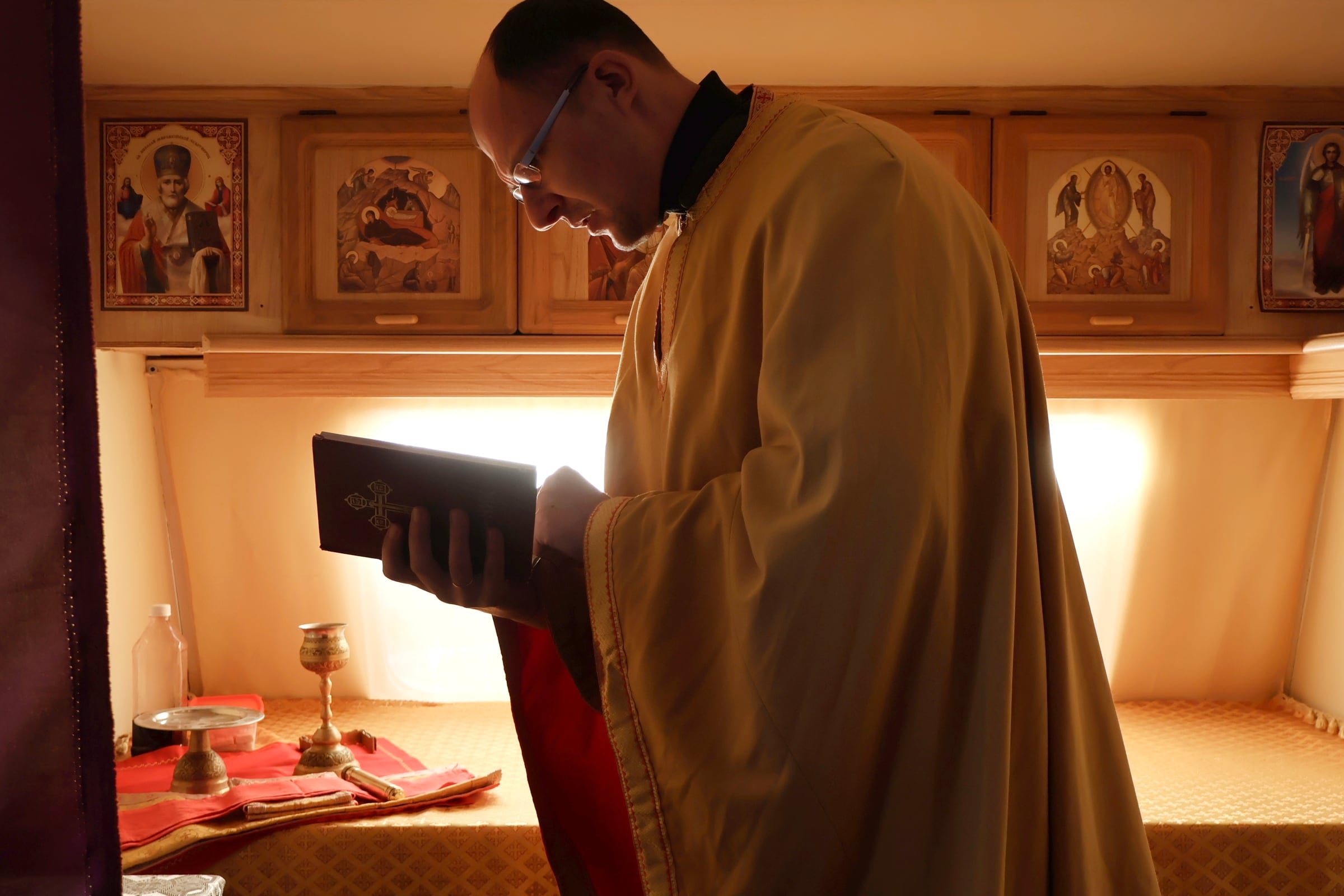 El capellán castrense ucranio Andrii Alekséiev prepara la misa de Navidad del 25 de diciembre.