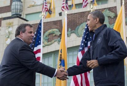 El presidente Barack Obama y Chris Christie se dan la mano antes de recorrer la zonas afectadas por Sandy.