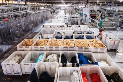 Prendas recién tintadas en MODA 21, que trabajan con Inditex desde 1989.