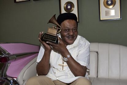 El pionero del 'rock&roll' posa con su Grammy en su vivienda de Nueva Orleands en 2009.