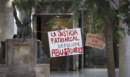 Carteles de apoyo a María Ugarte en el Consulado de Uruguay en Barcelona. 
