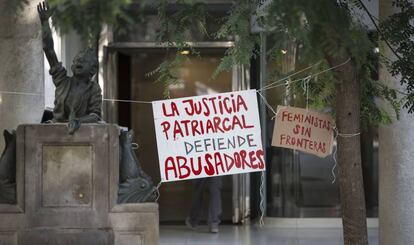 Carteles de apoyo a María Ugarte en el Consulado de Uruguay en Barcelona.