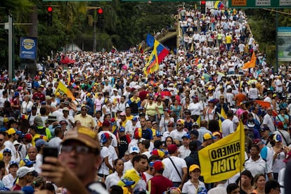 Una multitud de personas participa en la manifestación denominada "Toma de Caracas".