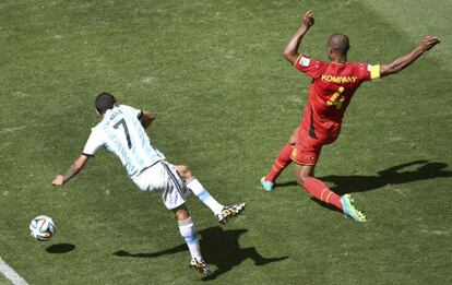 Di María chuta no gol na ação que lhe causou a lesão.