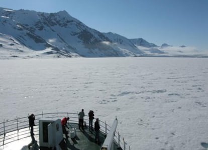 El buque oceanográfico noruego <i>Jan Mayer</i>, ante un mar de hielo, en el océano Ártico. La imagen fue tomada en julio de 2009.