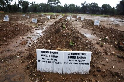 Tumbas de refugiados anónimos en el cementerio de Kato Tritos, en la isla de Lesbos. Las dos en primer plano pertenecen a dos bebés de tres meses de edad.
