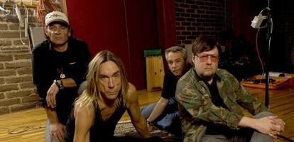 Scott, primero por la izquierda, con los renacidos Stooges de la anterior d&eacute;cada, que incluyen a Iggy Pop, Mike Watt y Ron Asheton.