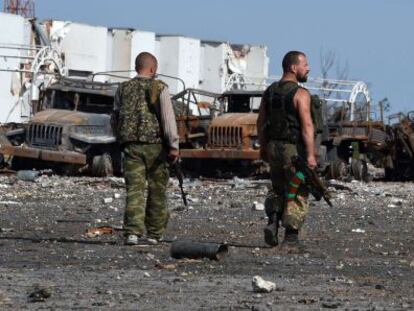 Milicianos prorrusos, en el destruido aeropuerto de Lugansk.