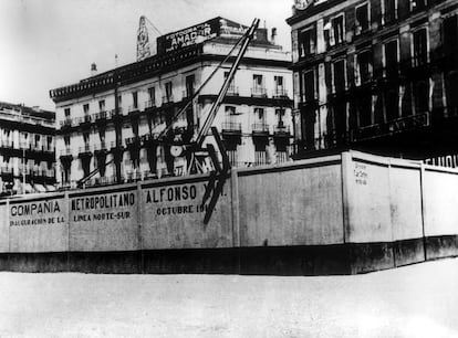 Obras de construcción del Metro de Madrid (Compañía Metropolitano Alfonso XIII) en la puerta del Sol, línea Norte-Sur, que se inauguraría en octubre de 1919.