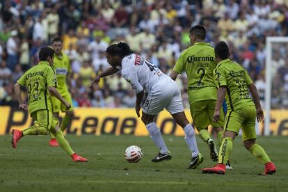 El jugador, en un lance del partido contra el América en el estadio Azteca