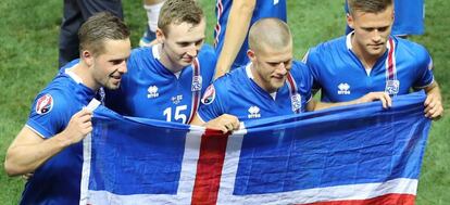 Jugadores islandeses posan con una bandera de su país