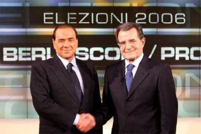 Silvio Berlusconi (izquierda) saluda a Romano Prodi antes de iniciar el debate televisivo de ayer.