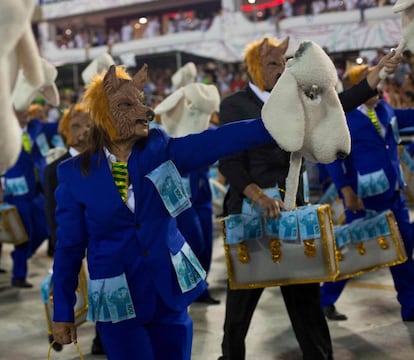 Lobo em pele de carneiro e as malas de dinheiros no desfile da Beija Flor.