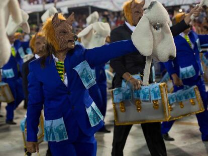 Lobo em pele de carneiro e as malas de dinheiros no desfile da Beija Flor.