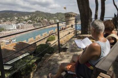 Dos turistas, en la muralla de Tossa de Mar.