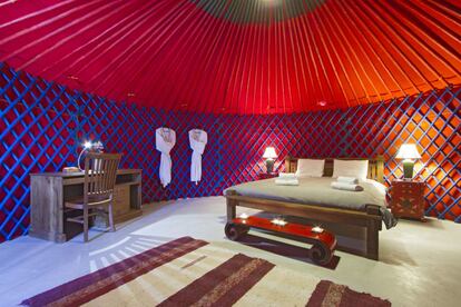 Interior de una tienda de 'glamping'.