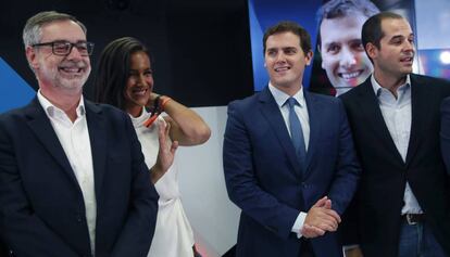 Albert Rivera, junto a Jos&eacute; Manuel Villegas , Bego&ntilde;a Villac&iacute;s e Ignacio Aguado, ayer en un ciclo de conferencias de La raz&oacute;n. 