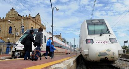 Unos pasajeros se dirigían a un convoy de Media Distancia de Renfe en la estación de Huelva.