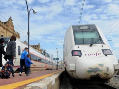 Unos pasajeros se dirigían a un convoy de Media Distancia de Renfe en la estación de Huelva.