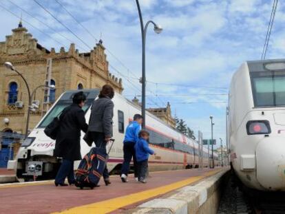 Pasajeros se dirigen a un convoy de media distancia de Renfe, en Huelva.