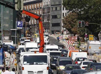 Colapso de tráfico por las obras de la Carrera de San Jerónimo (Madrid).