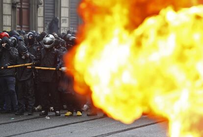 Manifestantes antisistema con el rostro cubierto y vestidos de negro se oponen a la apertura de la Exposición Universal que se inauguró este viernes en Milán. Los encapuchados pertenecían a los grupos 'black bloc', grupos que se visten de negro para evitar ser identificados, informa EFE.