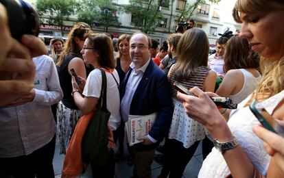 El líder de los socialistas catalanes, Miquel Iceta, junto a un grupo de periodistas a su llegada a la reunión del Comité Federal del PSOE.