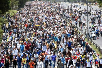 Vista general de la marcha contra el presidente Maduro, por las calle de Caracas.