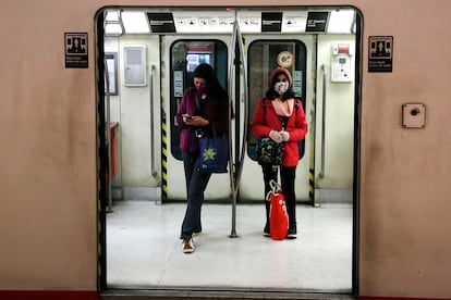 Trabajadores se transportan en el metro de Santiago, en agosto de 2020.