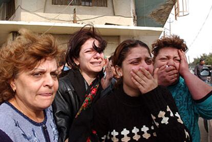 Familiares de una de las cuatro mujeres asesinadas ayer en Faluya muestran su desolación antes de que les fuera entregado el cadáver.