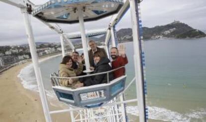 Carmen Calvo y dirigentes socialistas vascos, subidos en una noria en San Sebastián.