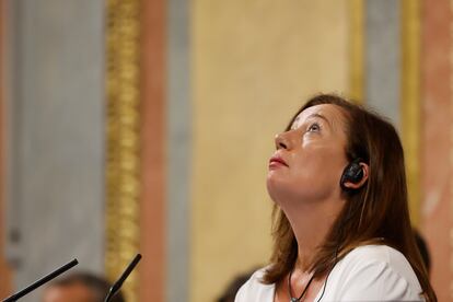 La presidenta del Congreso, la socialista Francina Armengol, con el auricular de traducción durante el pleno. La votación para reformar el Reglamento de la Cámara y permitir el uso de las lenguas cooficiales en el Congreso ha salido adelante con 179 votos a favor y 171 en contra.