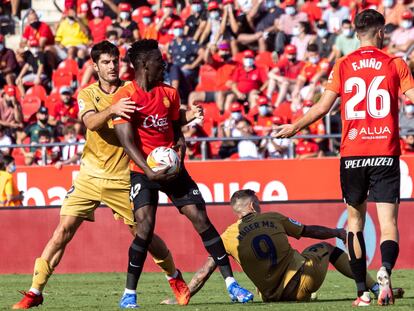 El centrocampista ghanés del Mallorca Iddrisu Baba (2i) durante el partido correspondiente a la octava jornada de Liga que el Mallorca y el Levante