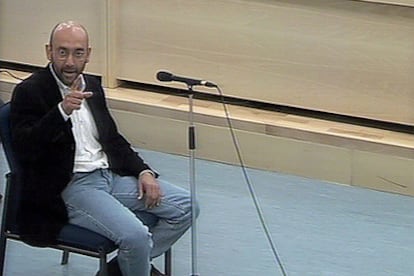 El presunto líder de la célula de Al Qaeda en España, Imad Eddin Barakat, responde a las preguntas del fiscal.