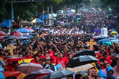 Miles de personas, entre estudiantes normalistas de todo el país, sindicatos, colectivos y organizaciones de la sociedad civil, y estudiantes de otras escuelas, se dirigen a la principal plaza del país, pese a la lluvia. 

