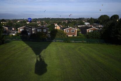 Vista de la sombra de un globo proyectada sobre unas casas de Bristol.
