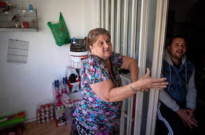 Amalia y Manuel, vecinos afectados por la falta de electricidad en las Tres Mil Viviendas de Sevilla. 