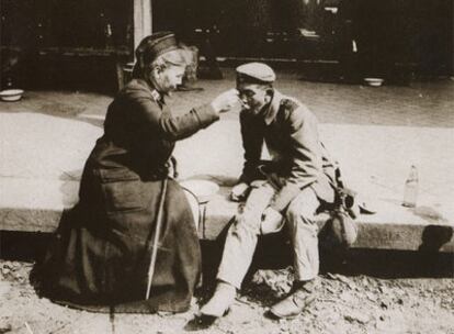 Una enfermera de la Cruz Roja atiende a un soldado alemán herido.