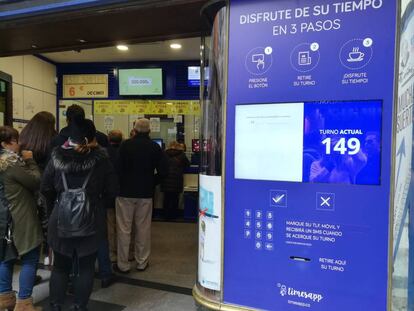 La máquina que estrena Doña Manolita, administración de las tradicionales colas para comprar Lotería de Navidad en el centro de Madrid.