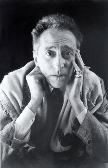 Jean Cocteau, con el anillo Trinity de Cartier. 