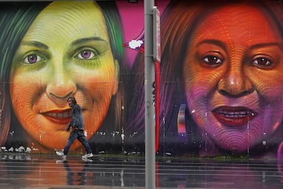 Un hombre pasa delante de unas pintadas en la Gran Vía.  / LUIS DE VEGA