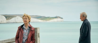 Annette Bening y Bill Nighy en una escena de 'Regreso a Hope Gap'.