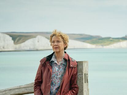 Annette Bening y Bill Nighy en una escena de 'Regreso a Hope Gap'.