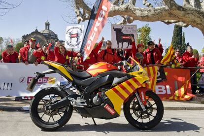 Protesta de los trabajadores de Derbi frente al Parlament.