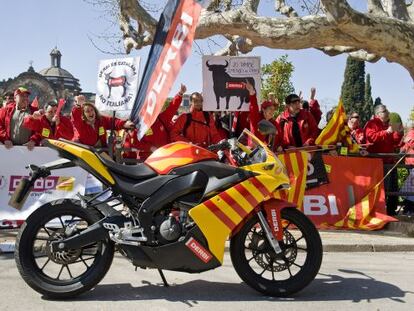 Protesta de los trabajadores de Derbi frente al Parlament.